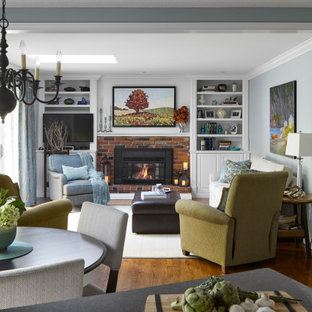 Mittelgroßes, Offenes Klassisches Wohnzimmer mit braunem Holzboden, Kamin, Kaminumrandung aus Backstein, Eck-TV, braunem Boden und blauer Wandfarbe in Toronto