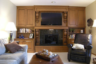 Aménagement d'une salle de séjour classique de taille moyenne et ouverte avec un mur blanc, un téléviseur encastré, moquette, une cheminée standard et un manteau de cheminée en carrelage.