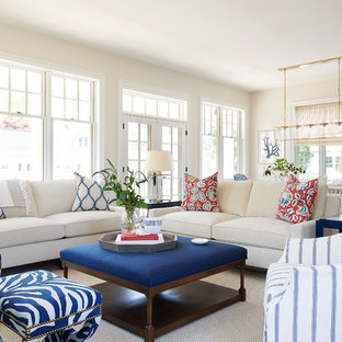 Großes, Offenes Maritimes Wohnzimmer mit beiger Wandfarbe, dunklem Holzboden und braunem Boden in Philadelphia