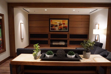 Modelo de sala de estar abierta minimalista de tamaño medio con paredes marrones, suelo de madera pintada, todas las chimeneas, marco de chimenea de metal, pared multimedia y suelo marrón