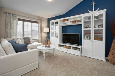 Ejemplo de sala de estar tipo loft clásica renovada grande con paredes azules, moqueta y televisor independiente