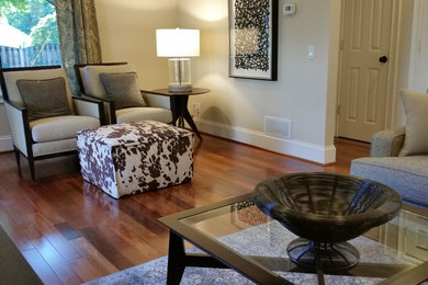 Foto de sala de estar tradicional renovada de tamaño medio con paredes beige, suelo de madera en tonos medios y suelo marrón