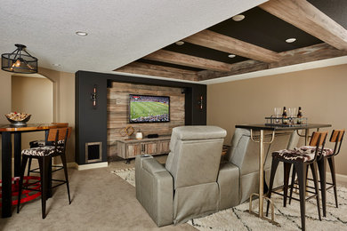 Modelo de sala de estar abierta tradicional renovada de tamaño medio con paredes grises, moqueta, televisor colgado en la pared y suelo gris