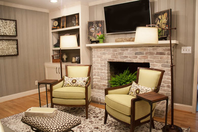 Aménagement d'une salle de séjour classique de taille moyenne et ouverte avec un mur beige, parquet clair, une cheminée standard, un téléviseur fixé au mur, un manteau de cheminée en brique et un sol marron.