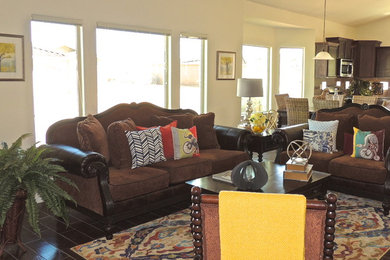 Foto de sala de estar abierta tradicional renovada de tamaño medio