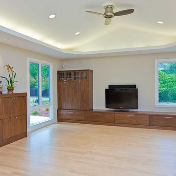 family room with vaulted ceiling