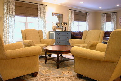Diseño de sala de estar abierta tradicional de tamaño medio con paredes beige, suelo de madera en tonos medios, todas las chimeneas y televisor retractable