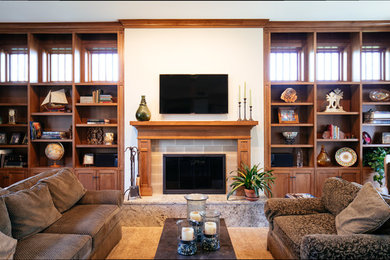 Imagen de sala de estar de estilo americano con paredes blancas, moqueta y televisor colgado en la pared