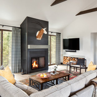 Idee per un soggiorno rustico con pareti bianche, parquet chiaro, camino classico, TV a parete, pavimento beige e cornice del camino in intonaco