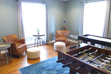 На фото: большая изолированная комната для игр в стиле кантри с синими стенами, паркетным полом среднего тона и телевизором на стене без камина
