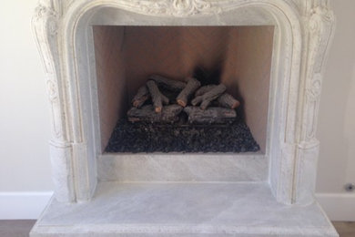 オレンジカウンティにある小さな地中海スタイルのおしゃれな独立型ファミリールーム (ベージュの壁、横長型暖炉) の写真