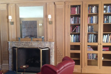 Réalisation d'une salle de séjour tradition de taille moyenne avec une bibliothèque ou un coin lecture.