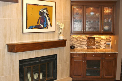Bild på ett mellanstort vintage allrum med öppen planlösning, med en hemmabar, beige väggar, mörkt trägolv, en standard öppen spis och en spiselkrans i trä