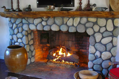 サンフランシスコにあるお手頃価格の中くらいなトラディショナルスタイルのおしゃれなファミリールーム (標準型暖炉、石材の暖炉まわり) の写真