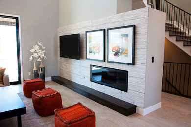 Ejemplo de sala de estar actual con suelo de baldosas de cerámica y marco de chimenea de baldosas y/o azulejos