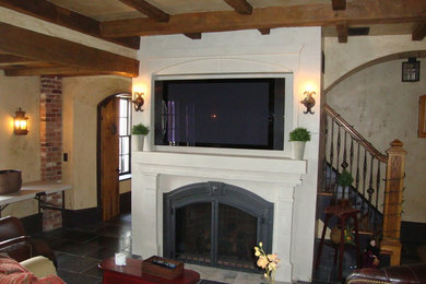 フィラデルフィアにあるお手頃価格のエクレクティックスタイルのおしゃれなファミリールーム (標準型暖炉、タイルの暖炉まわり、壁掛け型テレビ) の写真