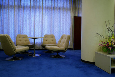 Foto de sala de estar clásica de tamaño medio con paredes beige y moqueta