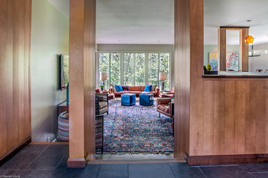 Foto de sala de estar abierta tradicional renovada de tamaño medio con paredes beige, moqueta y televisor colgado en la pared