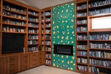 Exemple d'une grande salle de séjour tendance avec une bibliothèque ou un coin lecture, une cheminée standard et un manteau de cheminée en carrelage.