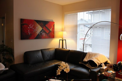 На фото: двухуровневая комната для игр среднего размера в современном стиле с белыми стенами, темным паркетным полом, стандартным камином, фасадом камина из камня и телевизором на стене с