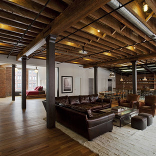 Immagine di un grande soggiorno industriale aperto con pareti multicolore, parquet chiaro e pavimento marrone