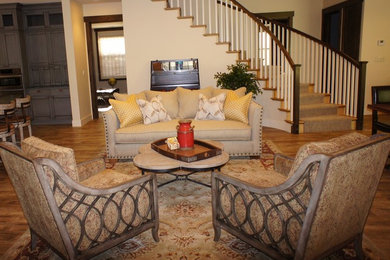 Foto de sala de estar abierta de estilo de casa de campo de tamaño medio con paredes beige, suelo de madera en tonos medios y suelo marrón