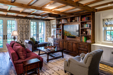 Foto de sala de estar abierta tradicional grande con paredes blancas, suelo de madera oscura y pared multimedia