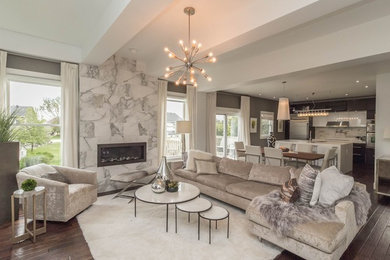 Imagen de sala de estar abierta clásica renovada de tamaño medio con paredes grises y televisor independiente