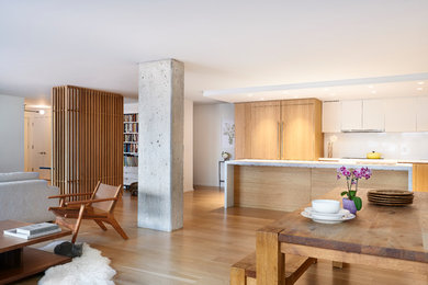 Imagen de sala de estar abierta contemporánea grande con paredes blancas, suelo de madera clara y suelo beige