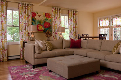 Modelo de sala de estar abierta clásica de tamaño medio con paredes beige y suelo de madera clara