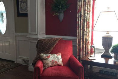 Foto de sala de estar abierta tradicional renovada sin chimenea con paredes rojas y suelo de madera en tonos medios