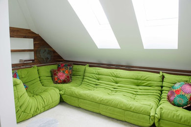 Пример оригинального дизайна: маленькая двухуровневая гостиная комната в современном стиле с белыми стенами, ковровым покрытием и мультимедийным центром для на участке и в саду