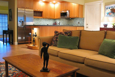 Diseño de sala de estar con biblioteca abierta contemporánea pequeña sin chimenea con paredes amarillas, suelo de corcho y televisor colgado en la pared