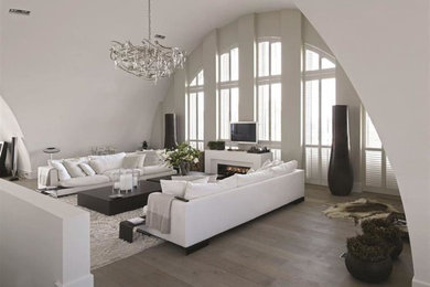 Diseño de sala de estar abierta actual grande con paredes blancas, suelo de madera oscura, chimenea lineal, televisor independiente y marco de chimenea de hormigón