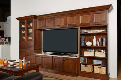 На фото: открытая гостиная комната среднего размера в классическом стиле с белыми стенами, светлым паркетным полом и отдельно стоящим телевизором