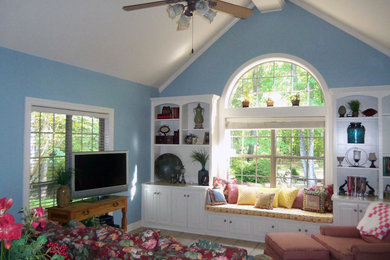 Ejemplo de sala de estar cerrada tradicional renovada de tamaño medio sin chimenea con paredes azules, suelo de baldosas de cerámica y televisor independiente