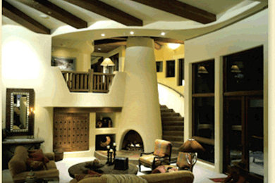フェニックスにあるサンタフェスタイルのおしゃれなファミリールーム (ベージュの壁、標準型暖炉) の写真