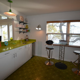 Esempio di un soggiorno boho chic chiuso con pareti bianche, sala giochi e pavimento verde