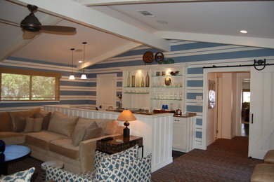 Diseño de sala de juegos en casa abierta tradicional con moqueta y televisor colgado en la pared