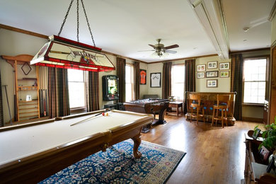 На фото: изолированная комната для игр в классическом стиле с бежевыми стенами и паркетным полом среднего тона без камина, телевизора с