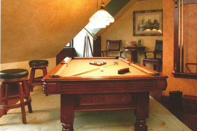 Cette image montre une petite salle de séjour traditionnelle fermée avec salle de jeu et un sol en bois brun.