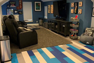 お手頃価格の中くらいなトランジショナルスタイルのおしゃれな独立型ファミリールーム (ゲームルーム、青い壁、クッションフロア、青い床) の写真