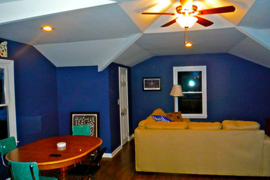 Foto de sala de juegos en casa tipo loft contemporánea con paredes azules y suelo de madera oscura