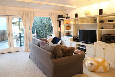 Mittelgroßes, Abgetrenntes Maritimes Wohnzimmer mit weißer Wandfarbe, Teppichboden, freistehendem TV und beigem Boden in Los Angeles