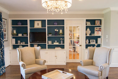 Imagen de sala de estar cerrada clásica de tamaño medio sin chimenea con paredes grises, suelo de madera en tonos medios, pared multimedia y suelo marrón