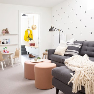 Diseño de sala de estar abierta, actual, pequeña, con paredes blancas, moqueta y suelo gris