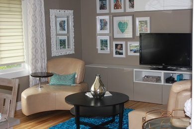 Diseño de sala de estar cerrada bohemia de tamaño medio con paredes grises, suelo de madera clara y televisor independiente