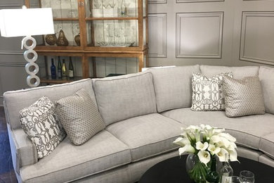 Imagen de sala de estar abierta bohemia de tamaño medio con paredes grises, suelo de cemento y suelo marrón
