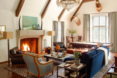 Ejemplo de sala de estar tradicional renovada grande con paredes blancas, suelo de madera en tonos medios y todas las chimeneas