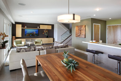 Kleines, Offenes Modernes Wohnzimmer ohne Kamin mit Porzellan-Bodenfliesen, TV-Wand, bunten Wänden und grauem Boden in Orange County